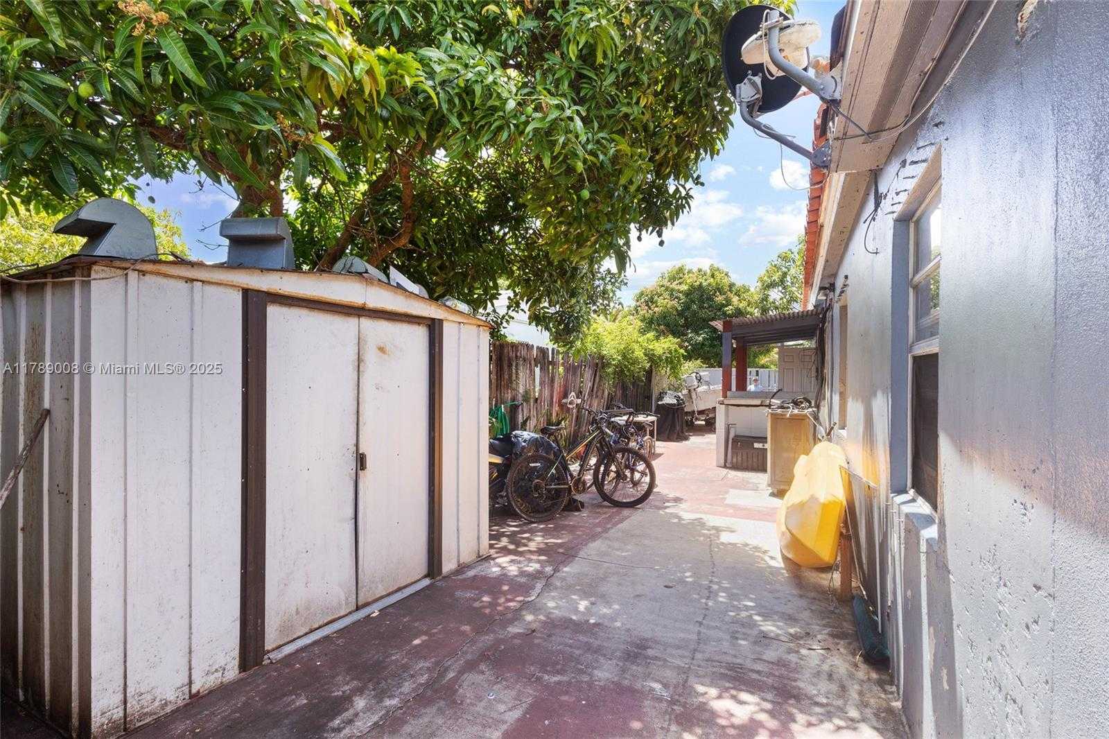 Small Image of 1679 NORTH EAST 181ST ST, North Miami Beach Number 6