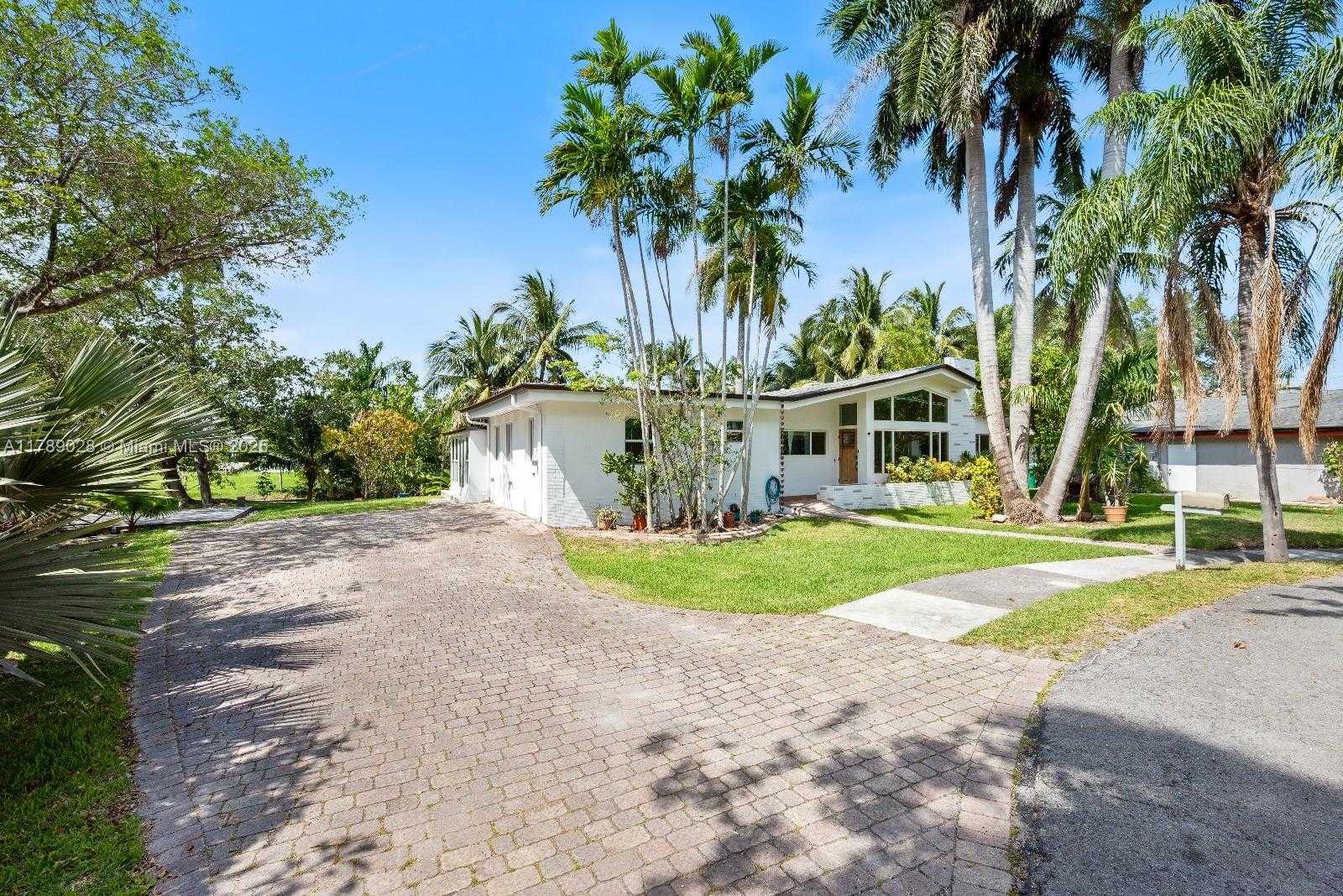 Small Image of 2555 NORTH EAST 200TH ST, Miami Number 25
