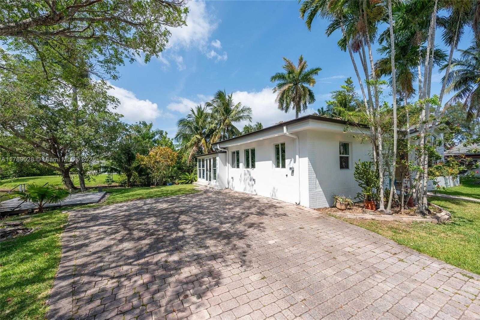 Small Image of 2555 NORTH EAST 200TH ST, Miami Number 26