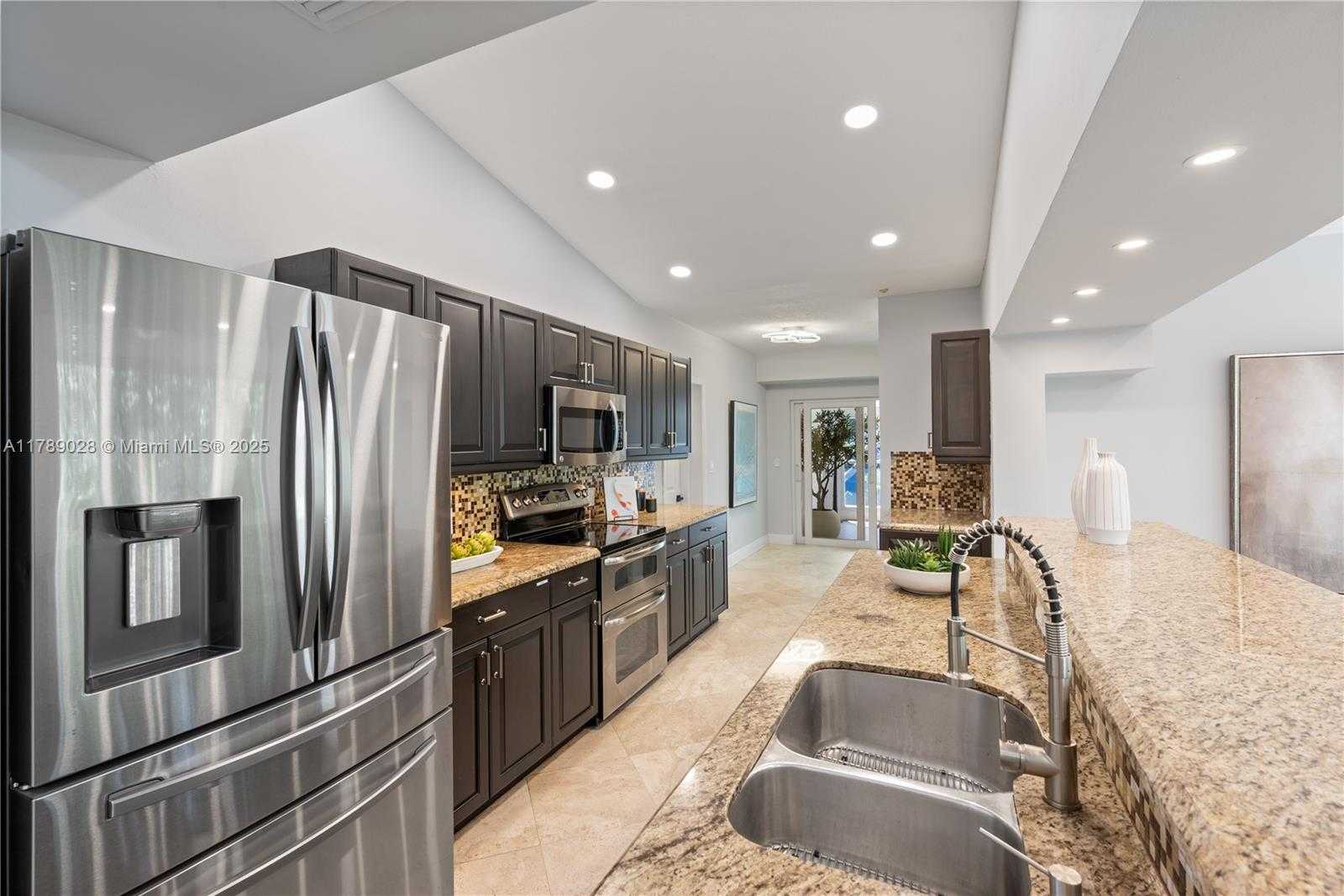Small Image of 2555 NORTH EAST 200TH ST, Miami Number 4