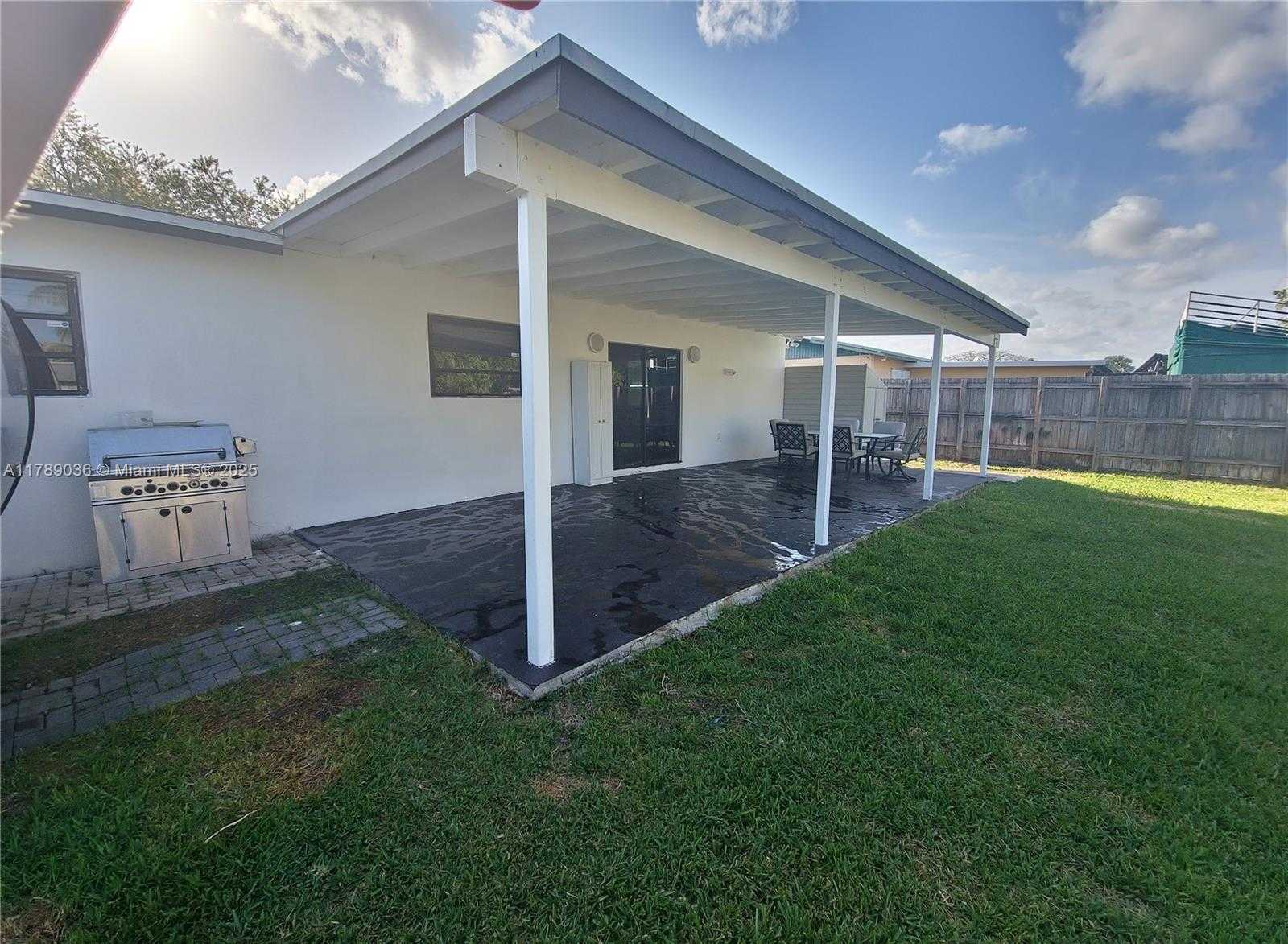 Small Image of 15561 SOUTH WEST 102ND CT, Miami Number 16