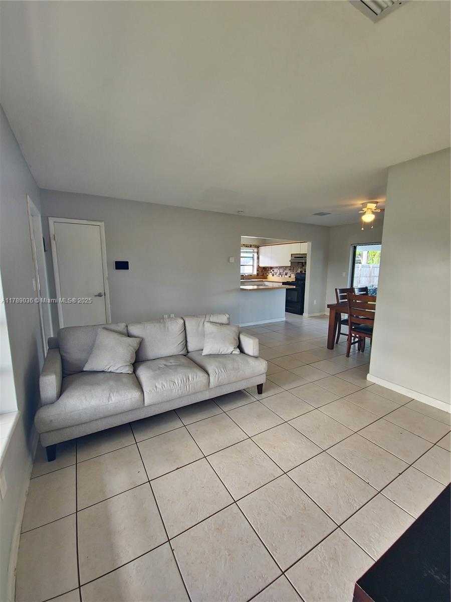 Small Image of 15561 SOUTH WEST 102ND CT, Miami Number 4