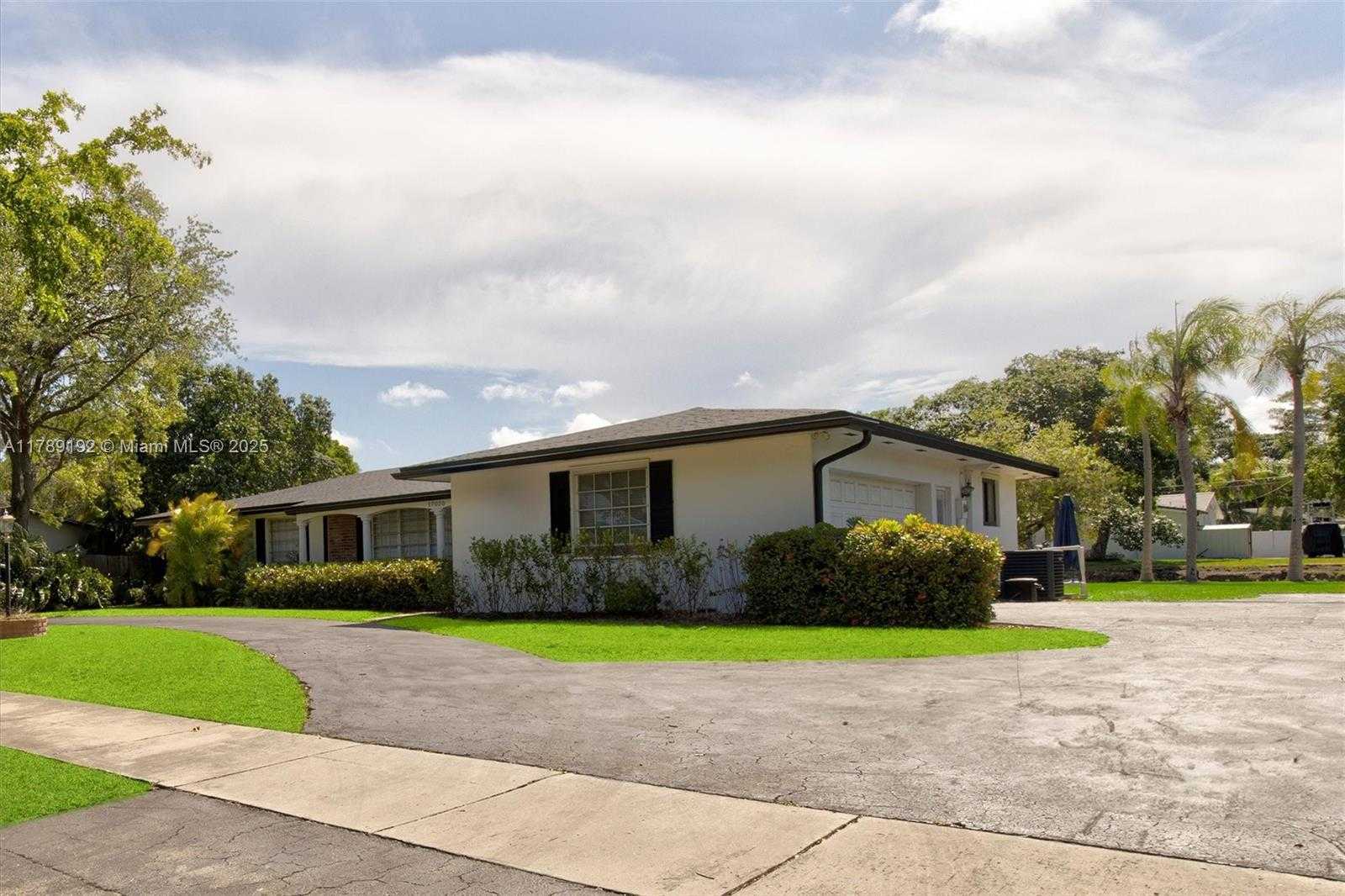 Small Image of 17020 SOUTH WEST 87TH AVE, Palmetto Bay Number 2
