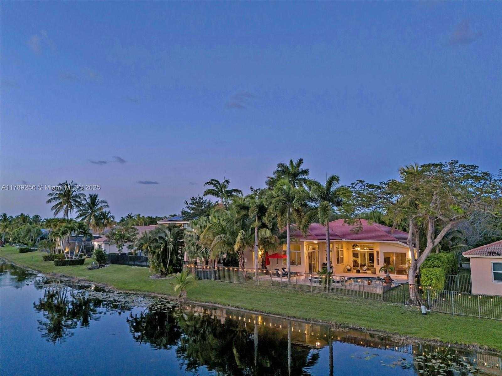 Small Image of 3739 OAK RIDGE CIR, Weston Number 60
