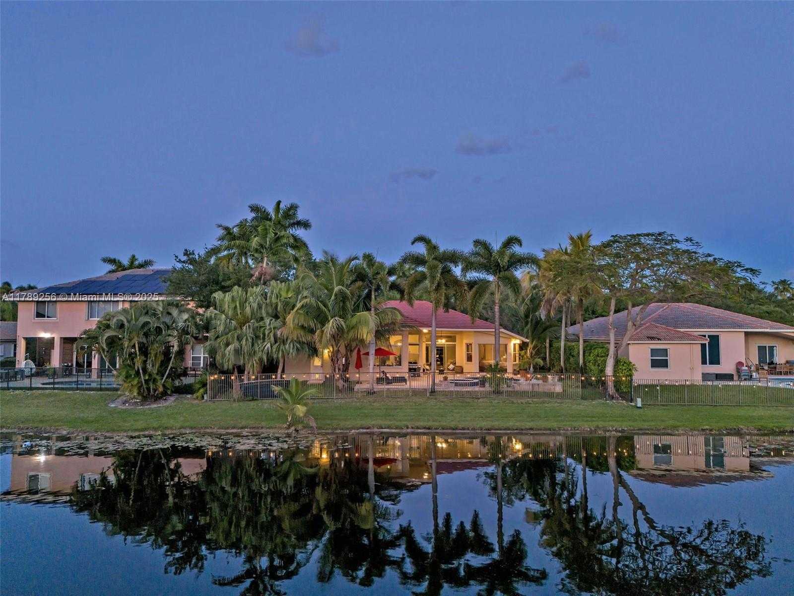 Small Image of 3739 OAK RIDGE CIR, Weston Number 61
