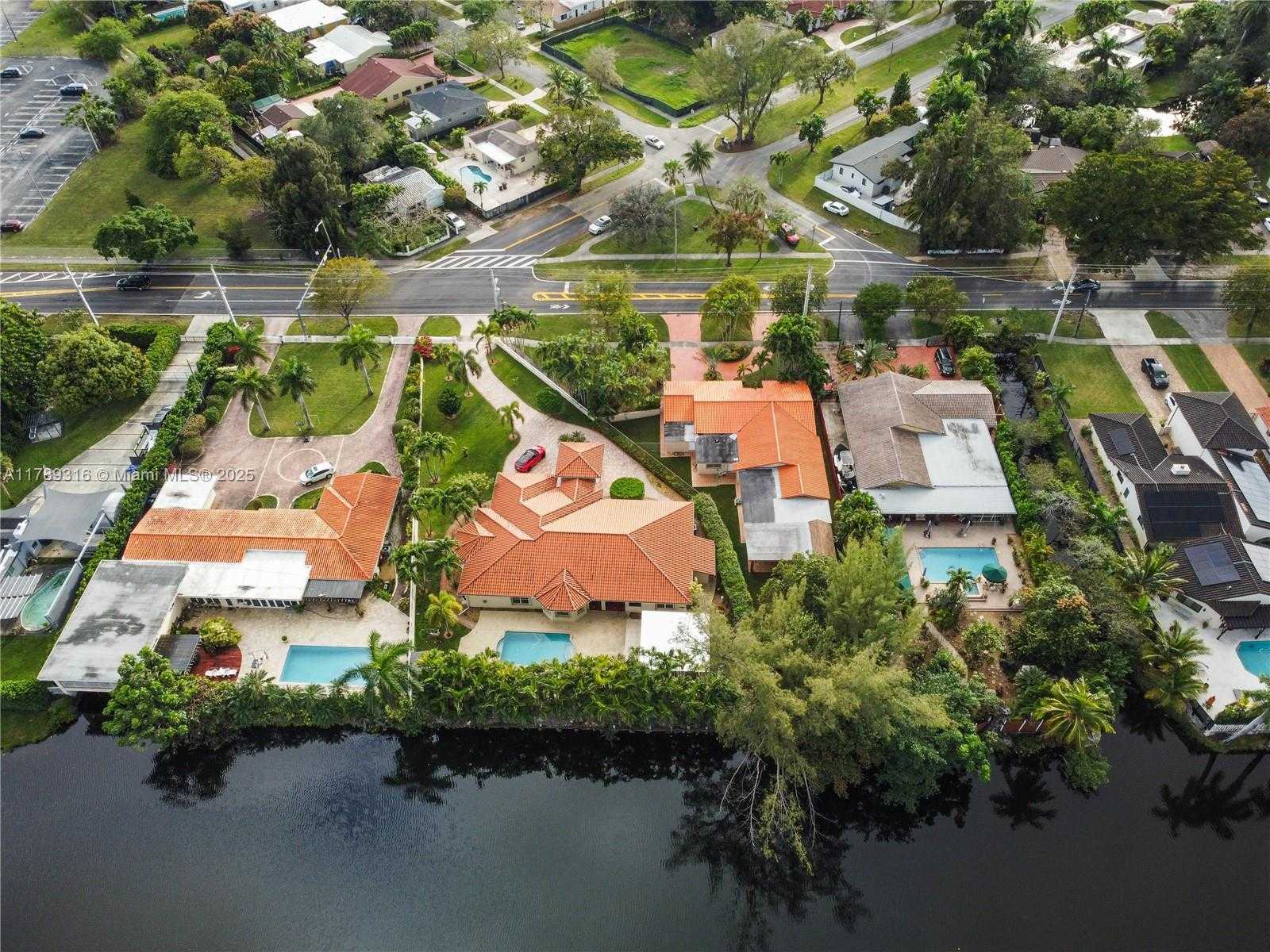 Small Image of 105 SOUTH ROYAL POINCIANA BLVD, Miami Springs Number 27