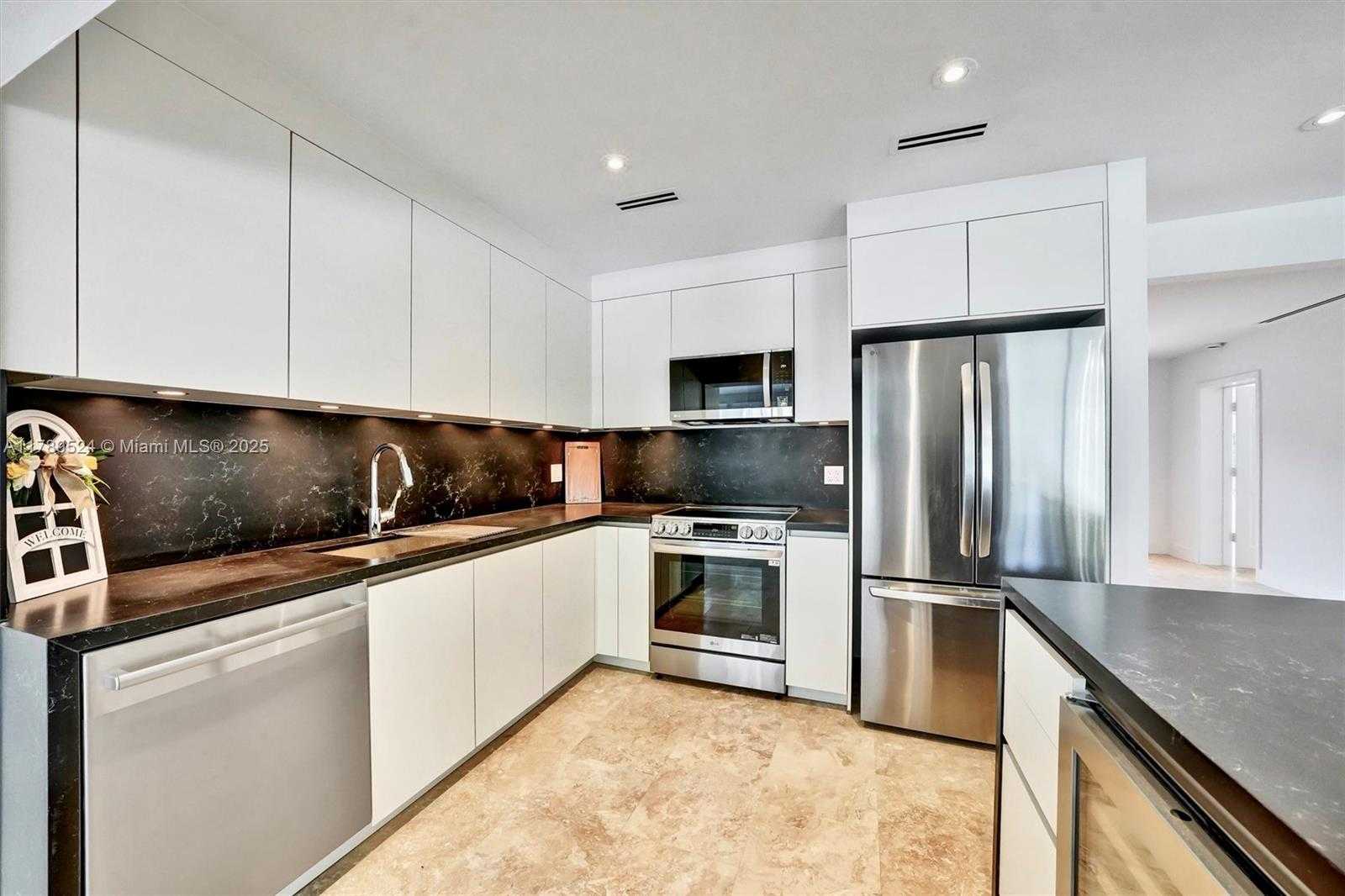 Small Image of 255 RIDGEWOOD RD, Key Biscayne Number 14