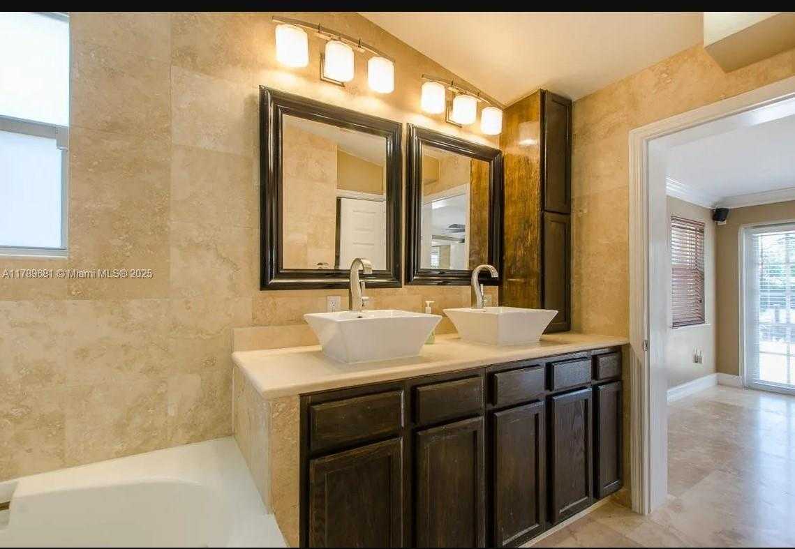 Small Image of 2543 MARATHON LN, Fort Lauderdale Number 14