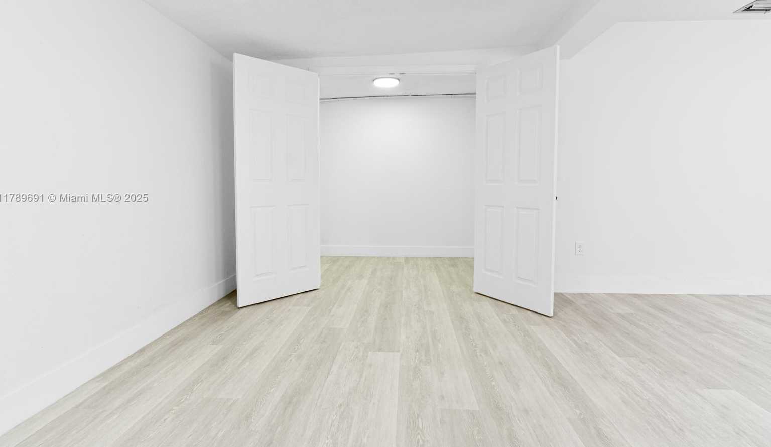 Small Image of Hialeah Number 14