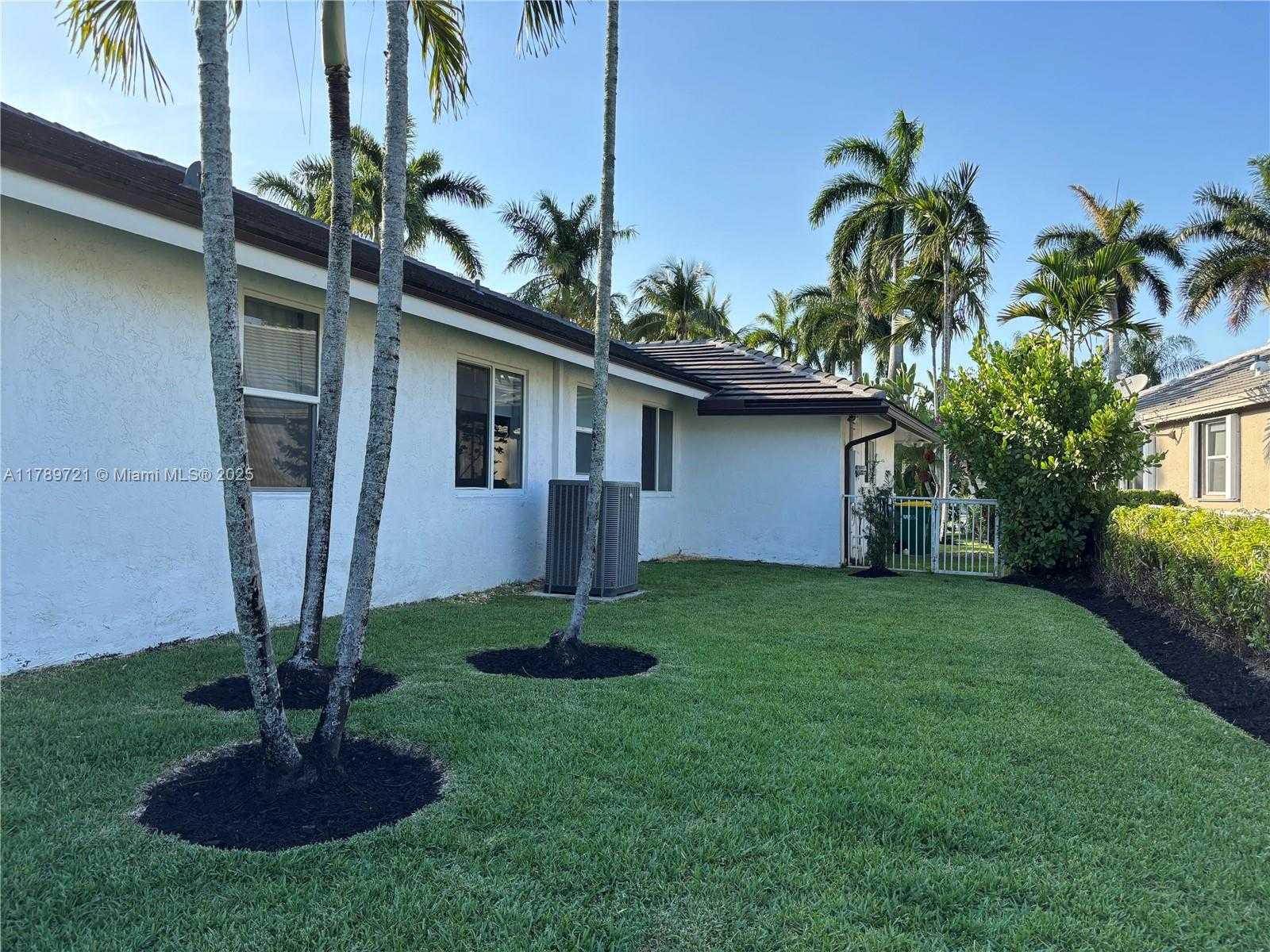 Small Image of 320 WINDMILL PALM AVE, Plantation Number 45