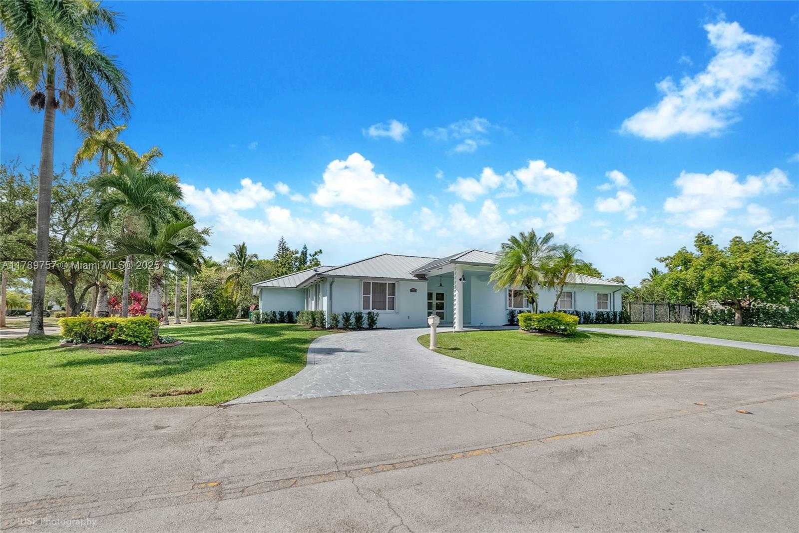 Small Image of 8400 SOUTH WEST 184TH LN, Cutler Bay Number 2