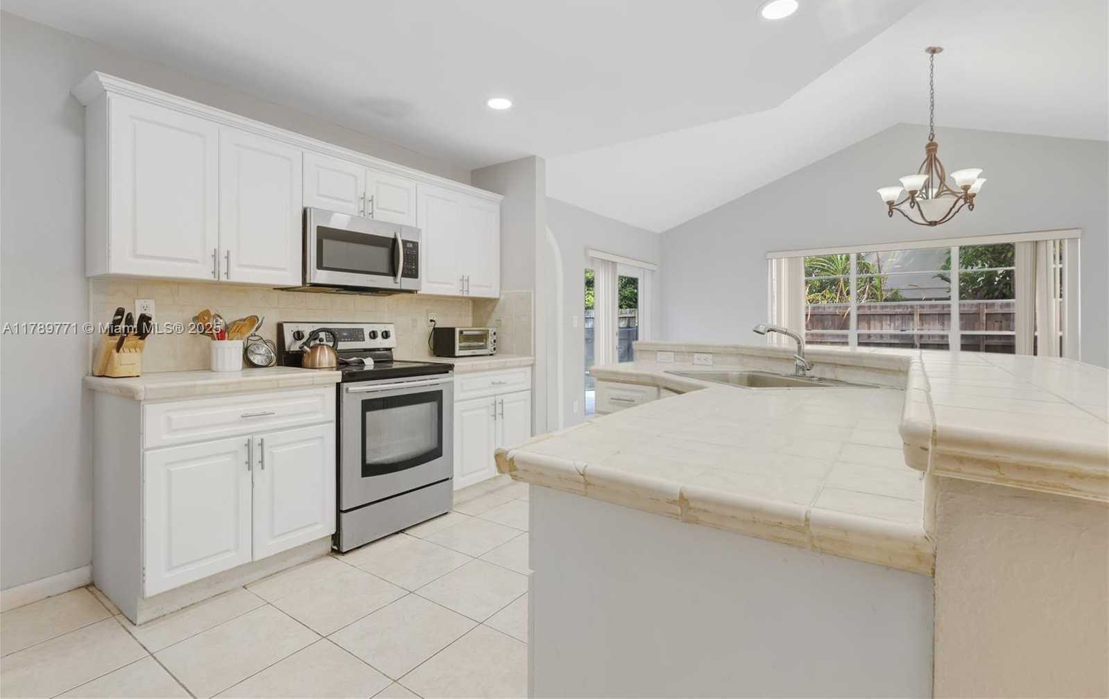 Small Image of 9441 CHELSEA DR, Miramar Number 11