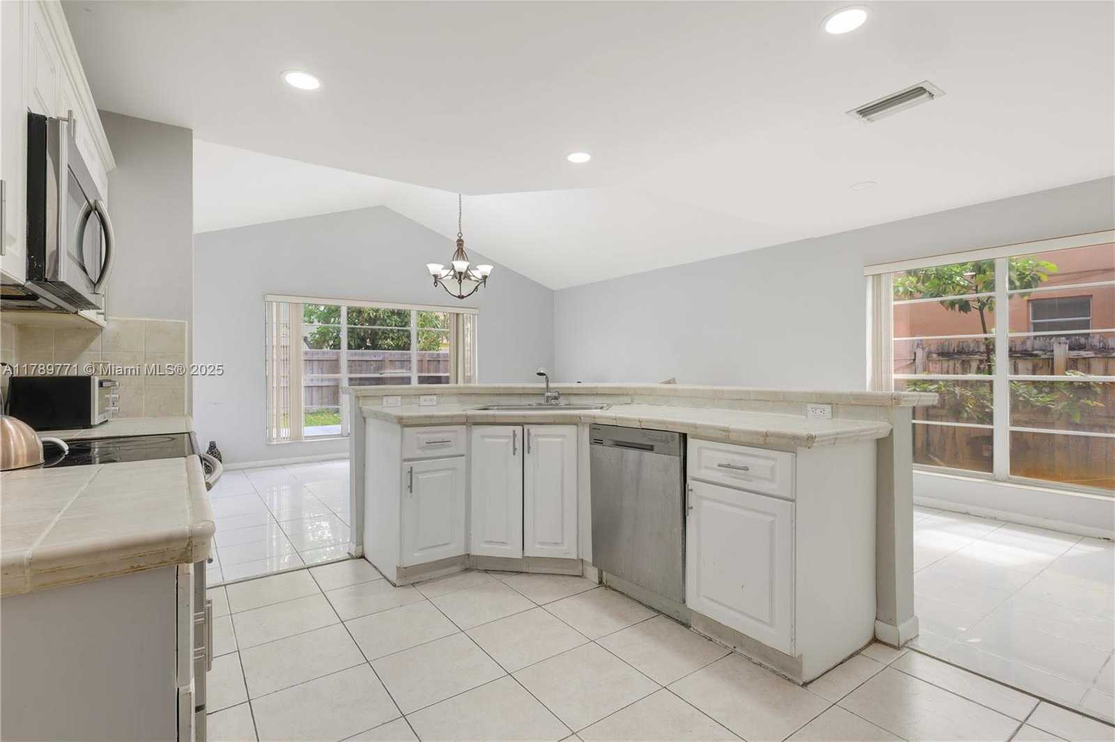 Small Image of 9441 CHELSEA DR, Miramar Number 13