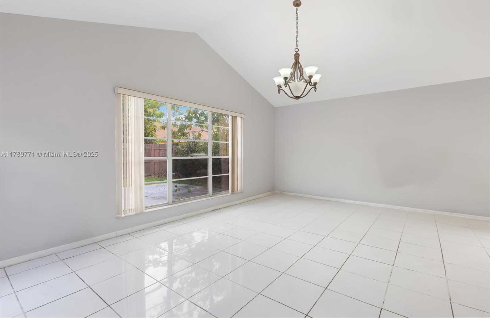 Small Image of 9441 CHELSEA DR, Miramar Number 15