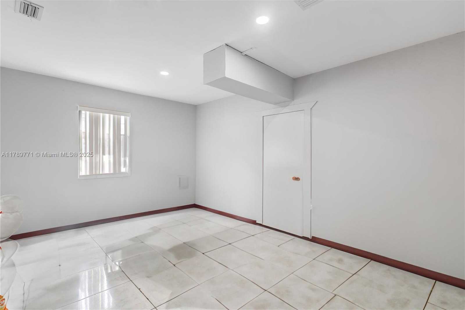 Small Image of 9441 CHELSEA DR, Miramar Number 17