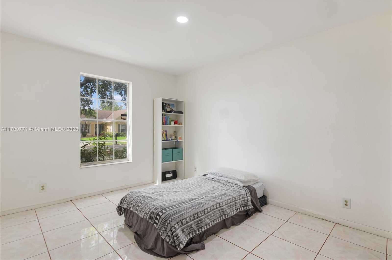 Small Image of 9441 CHELSEA DR, Miramar Number 22