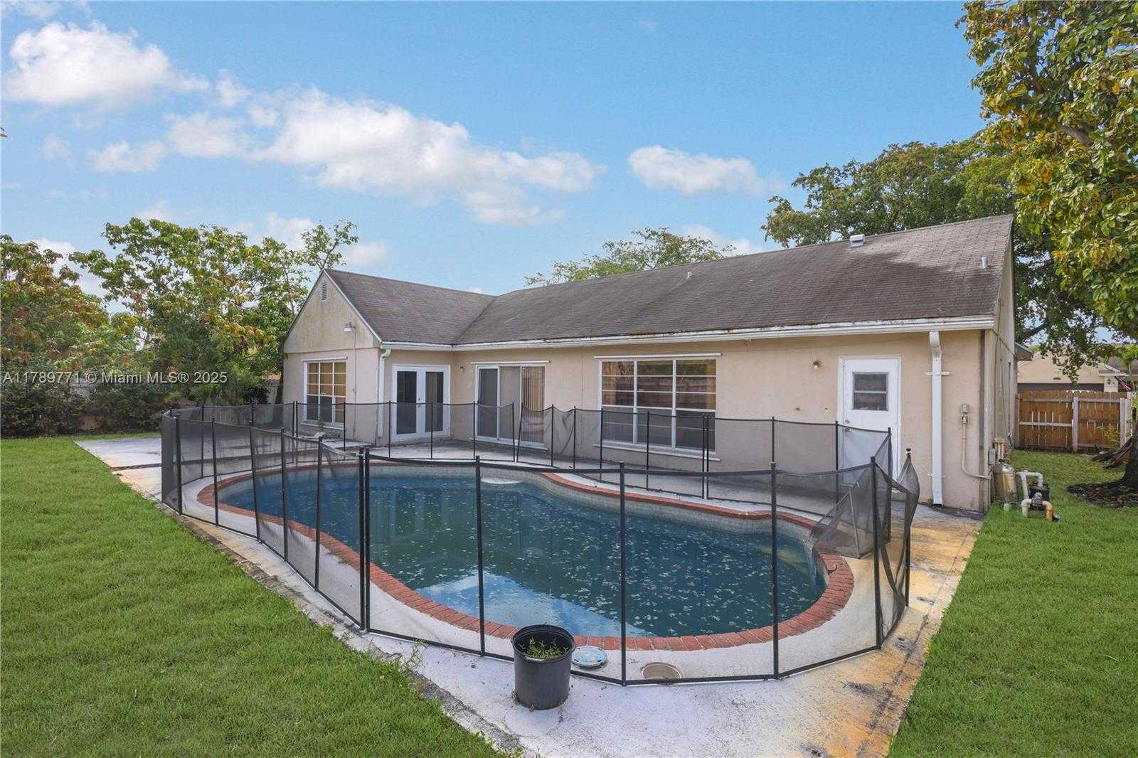 Small Image of 9441 CHELSEA DR, Miramar Number 27