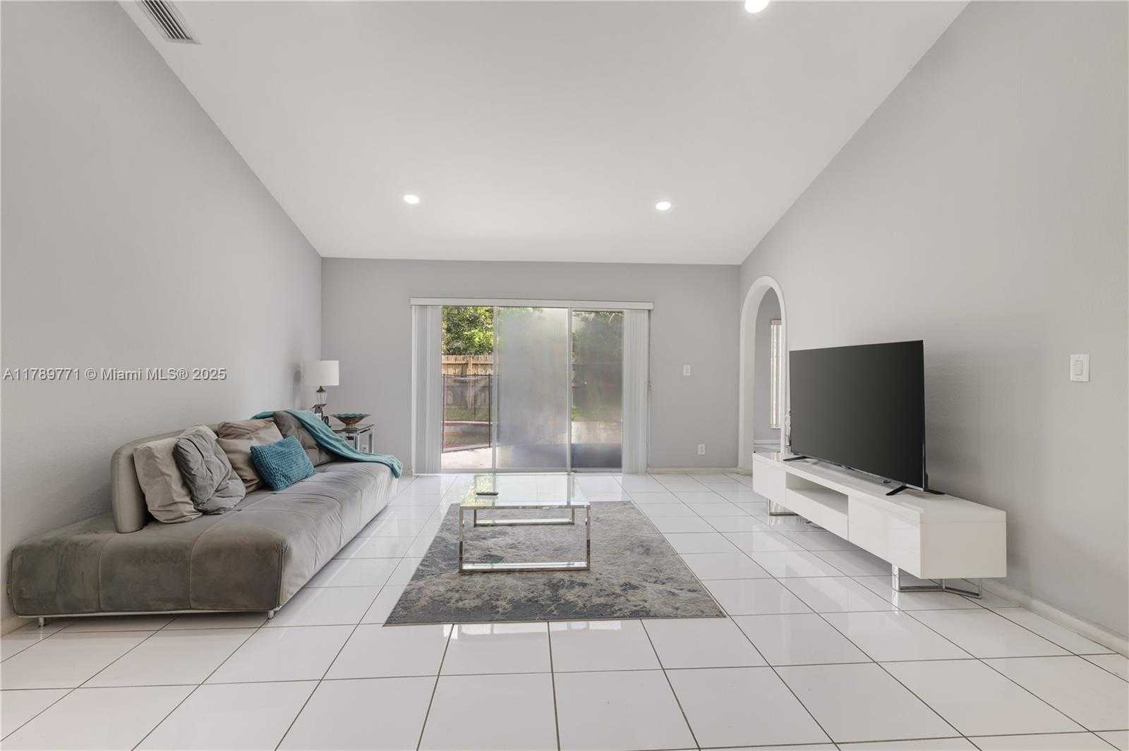 Small Image of 9441 CHELSEA DR, Miramar Number 3