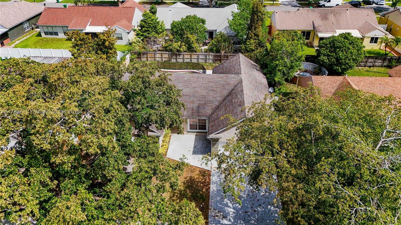 Small Image of 9441 CHELSEA DR, Miramar Number 33