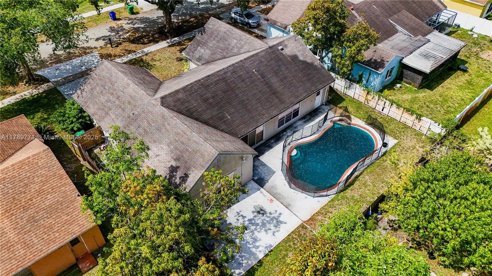 Small Image of 9441 CHELSEA DR, Miramar Number 34