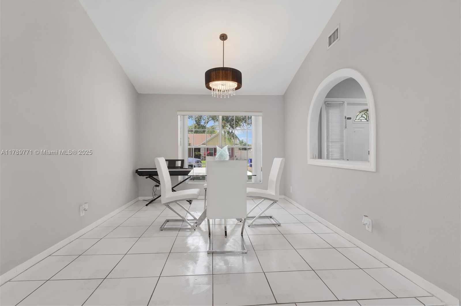 Small Image of 9441 CHELSEA DR, Miramar Number 4