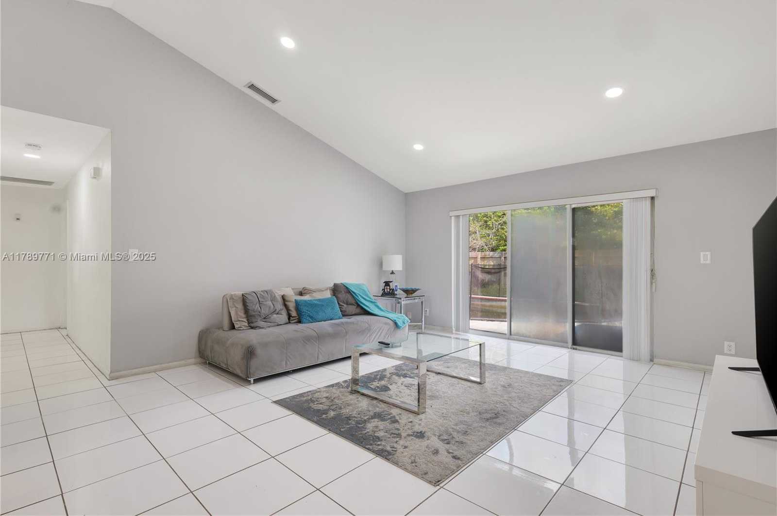 Small Image of 9441 CHELSEA DR, Miramar Number 7