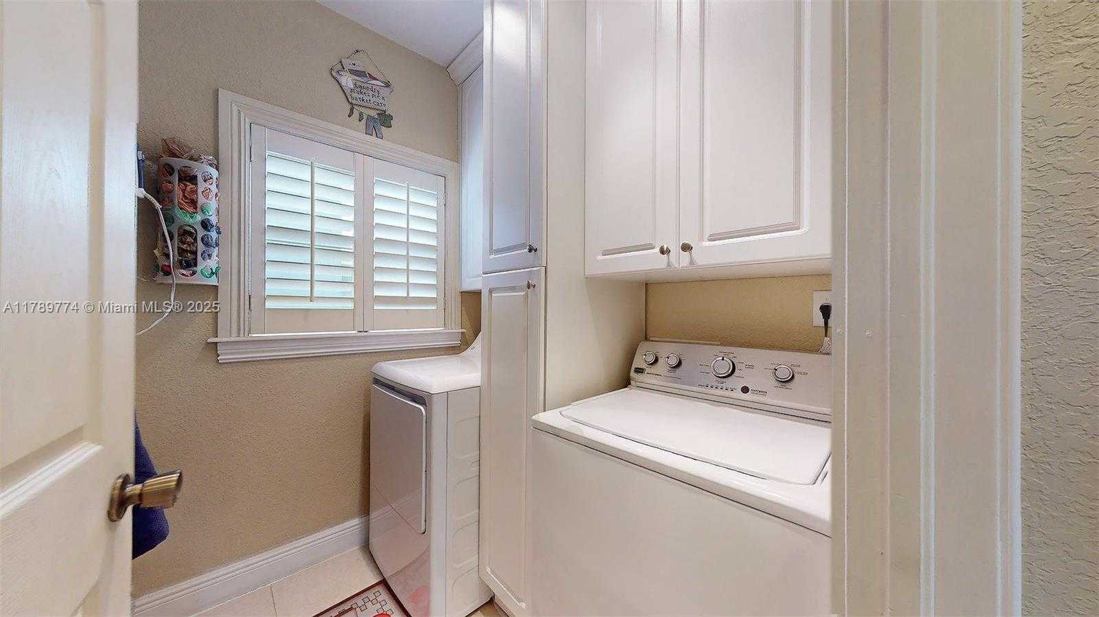 Small Image of 8357 NORTH WEST SOUTH RIVER DR, Medley Number 27