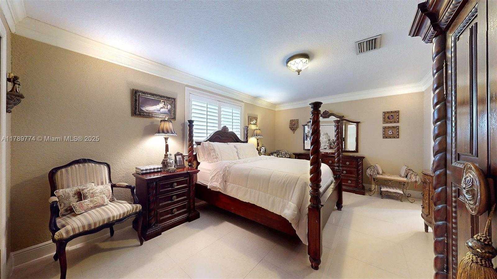 Small Image of 8357 NORTH WEST SOUTH RIVER DR, Medley Number 31