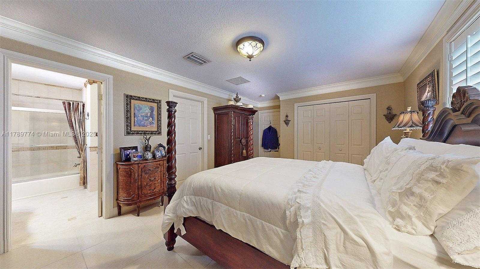 Small Image of 8357 NORTH WEST SOUTH RIVER DR, Medley Number 32
