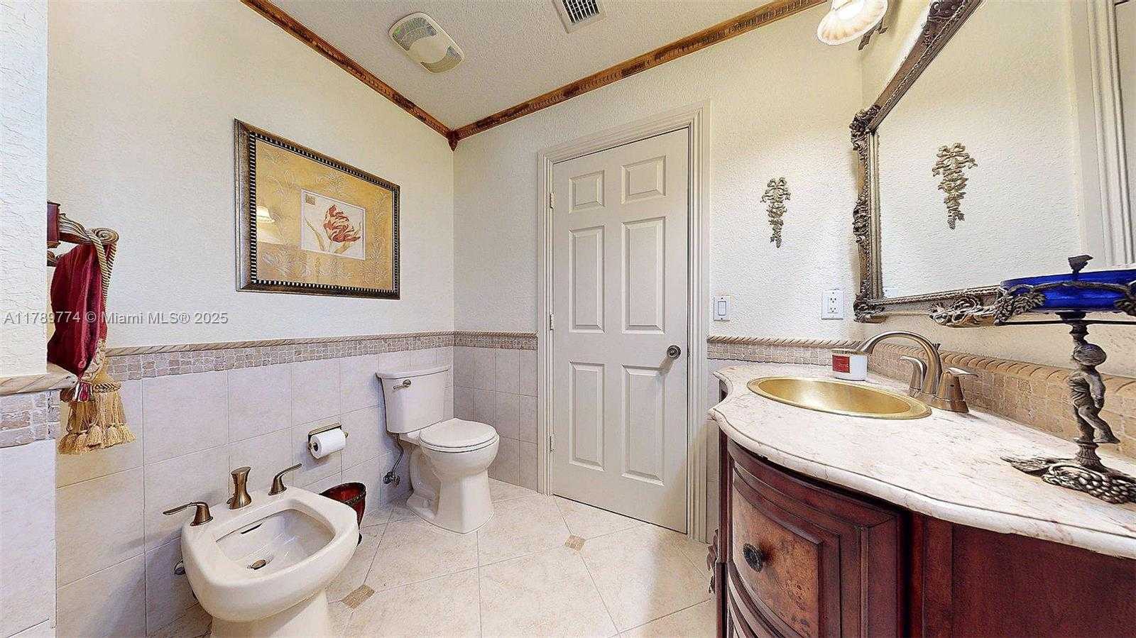 Small Image of 8357 NORTH WEST SOUTH RIVER DR, Medley Number 33