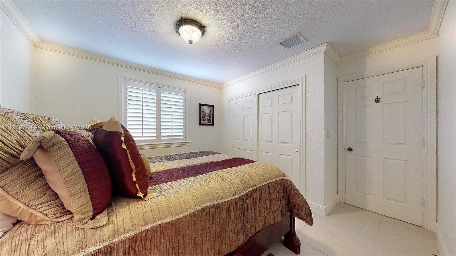 Small Image of 8357 NORTH WEST SOUTH RIVER DR, Medley Number 34