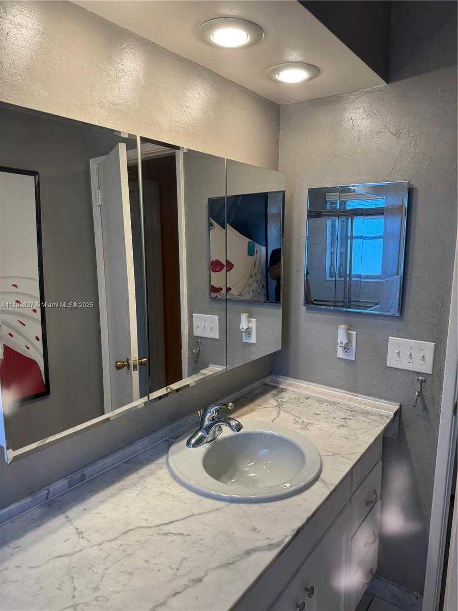 Small Image of 1011 SOUTH EAST 12TH AVE, Deerfield Beach Number 17