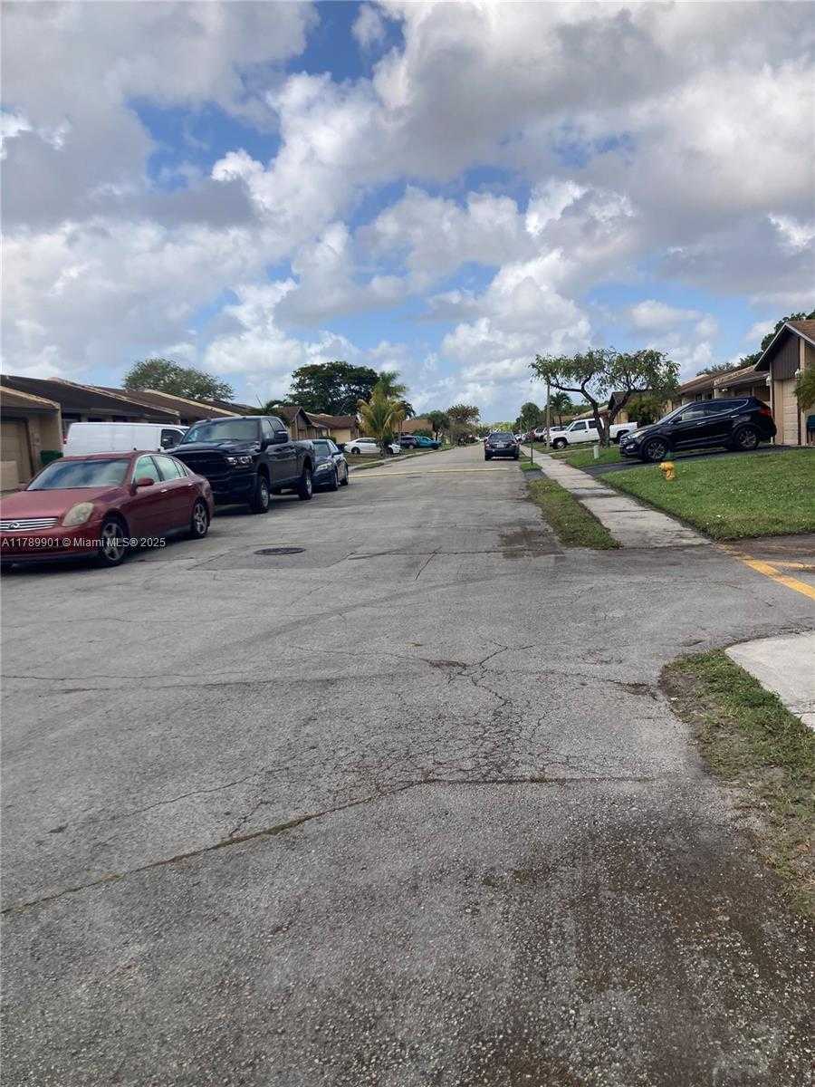Small Image of 9531 WEST HEATHER LN, Miramar Number 2