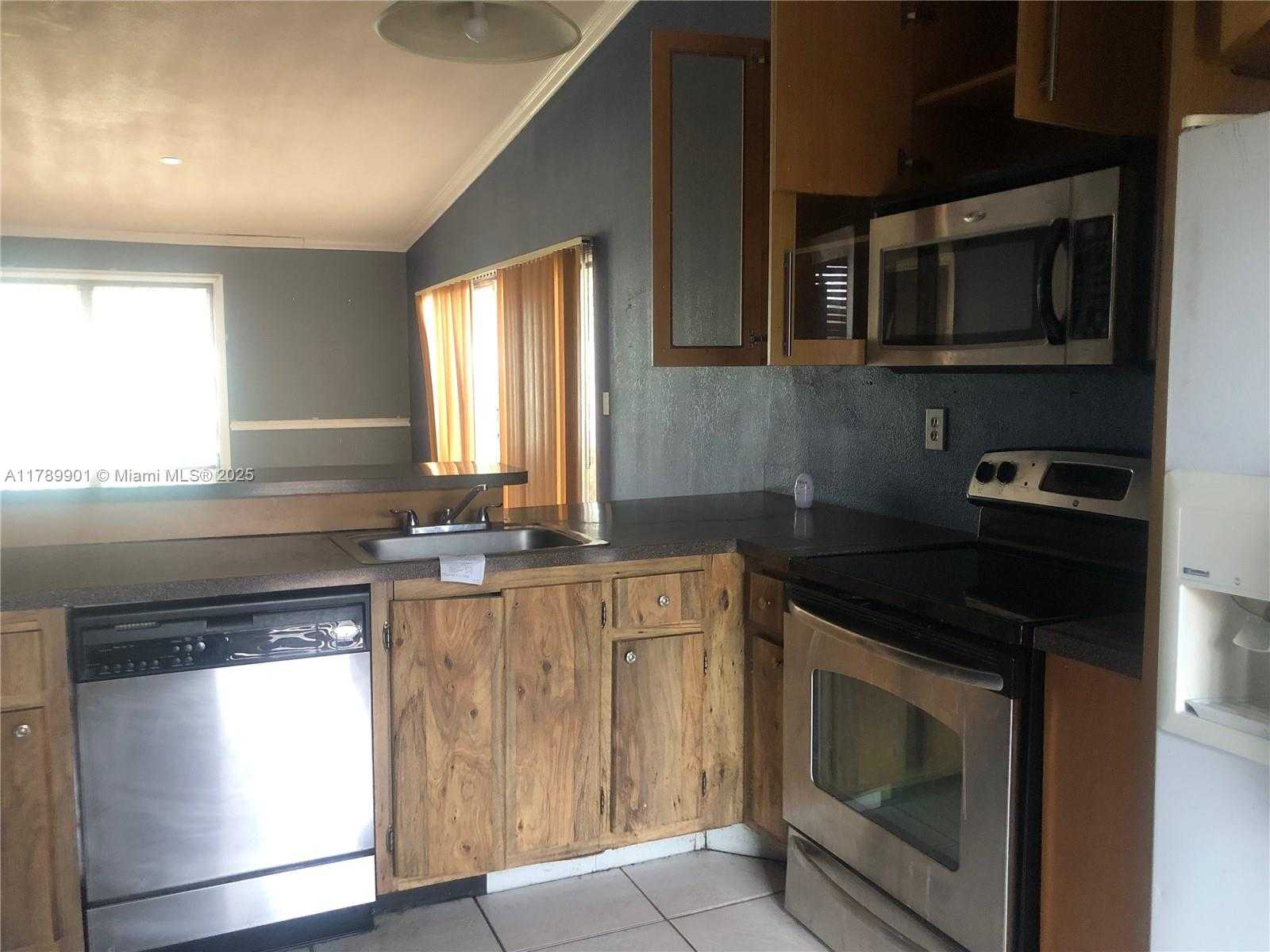 Small Image of 9531 WEST HEATHER LN, Miramar Number 20