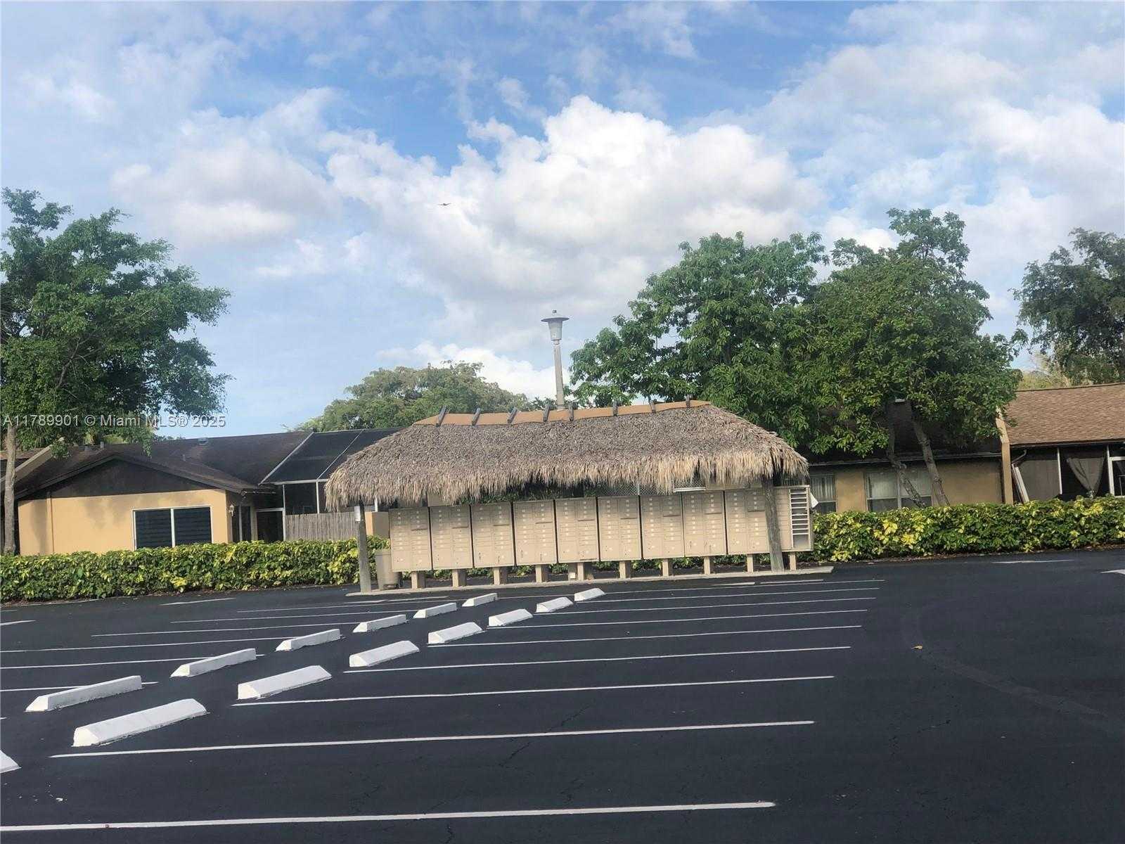 Small Image of 9531 WEST HEATHER LN, Miramar Number 25