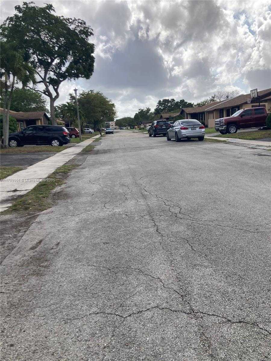 Small Image of 9531 WEST HEATHER LN, Miramar Number 3
