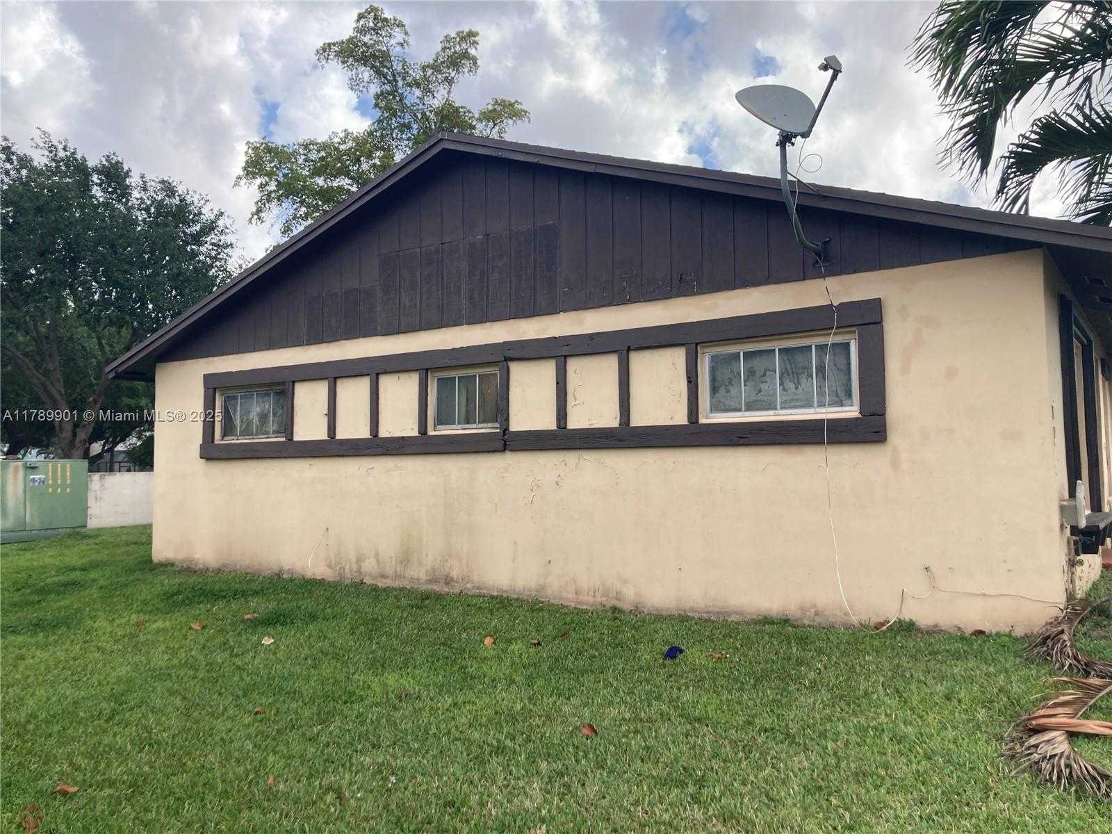 Small Image of 9531 WEST HEATHER LN, Miramar Number 4