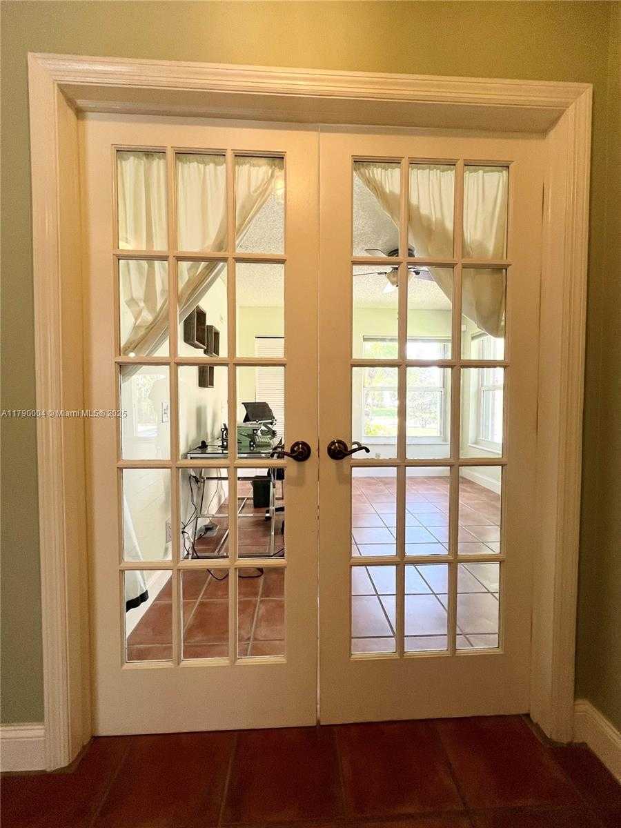 Small Image of 9271 ARBORWOOD CIR, Davie Number 14