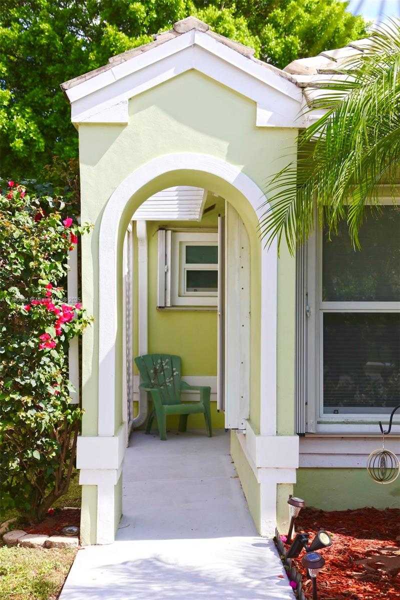 Small Image of 9271 ARBORWOOD CIR, Davie Number 3