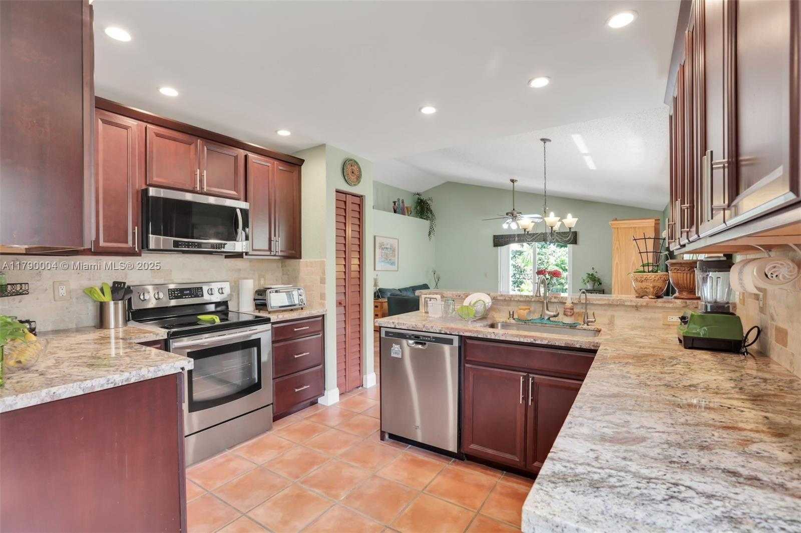 Small Image of 9271 ARBORWOOD CIR, Davie Number 5