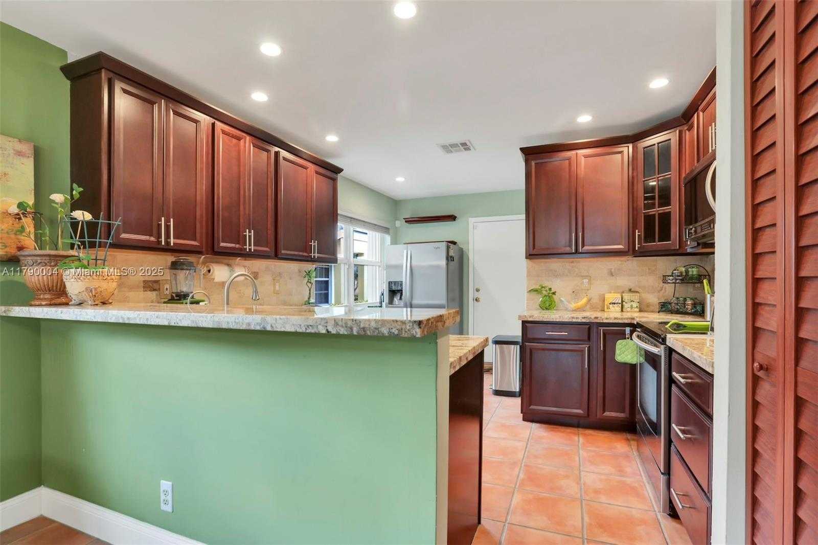 Small Image of 9271 ARBORWOOD CIR, Davie Number 6