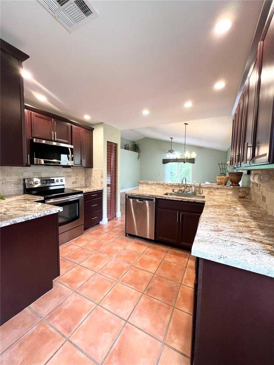 Small Image of 9271 ARBORWOOD CIR, Davie Number 7
