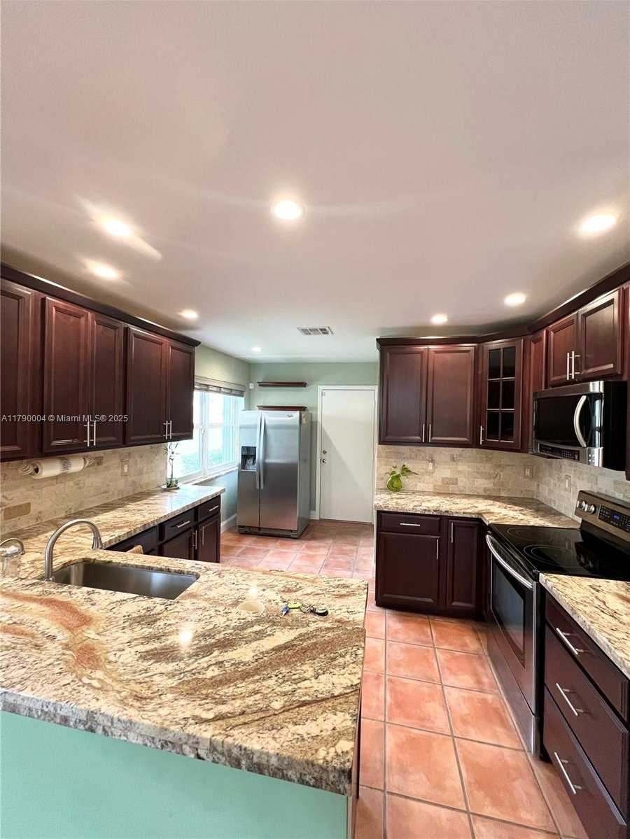 Small Image of 9271 ARBORWOOD CIR, Davie Number 8