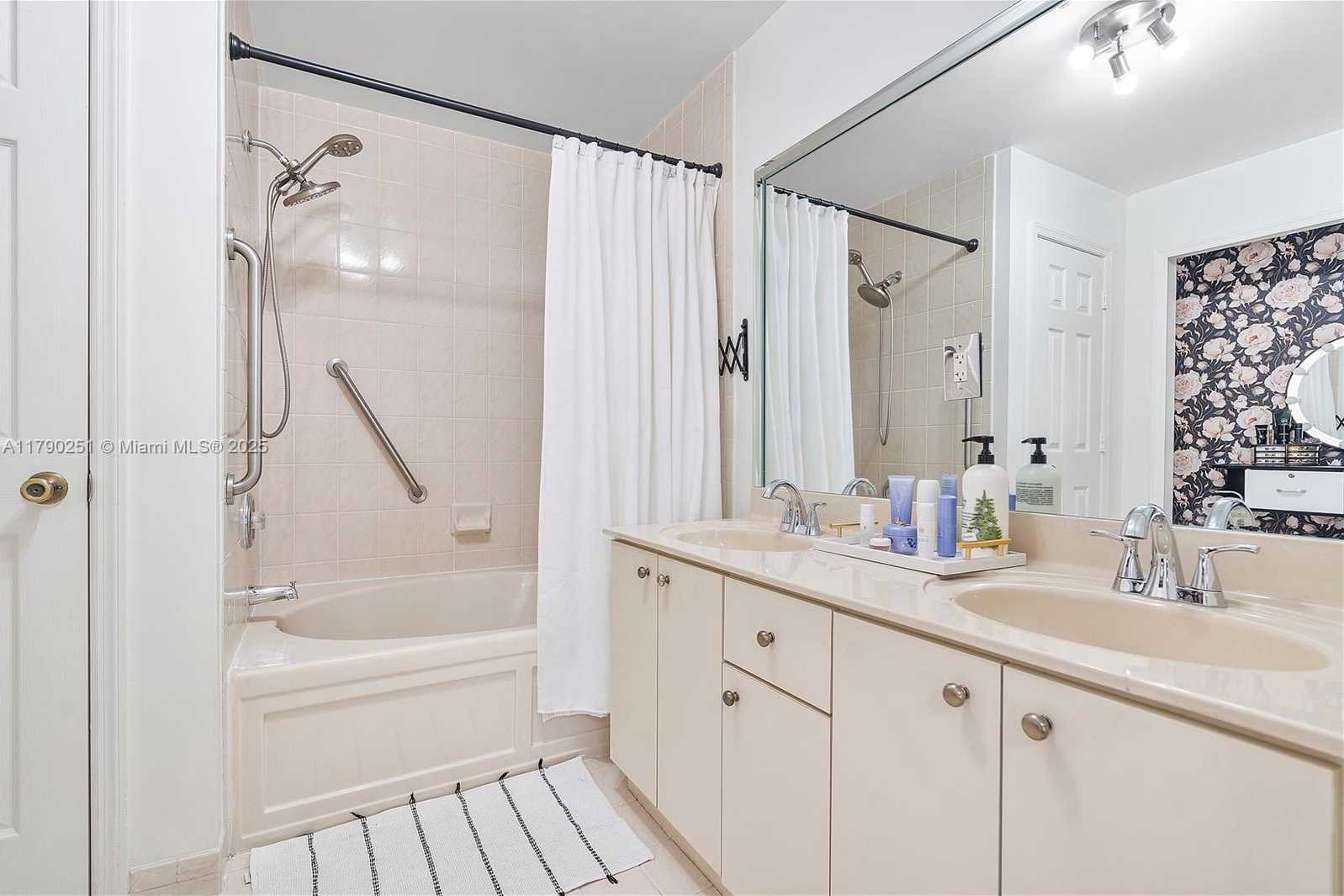 Small Image of 13995 SOUTH CYPRESS COVE CIR, Davie Number 12