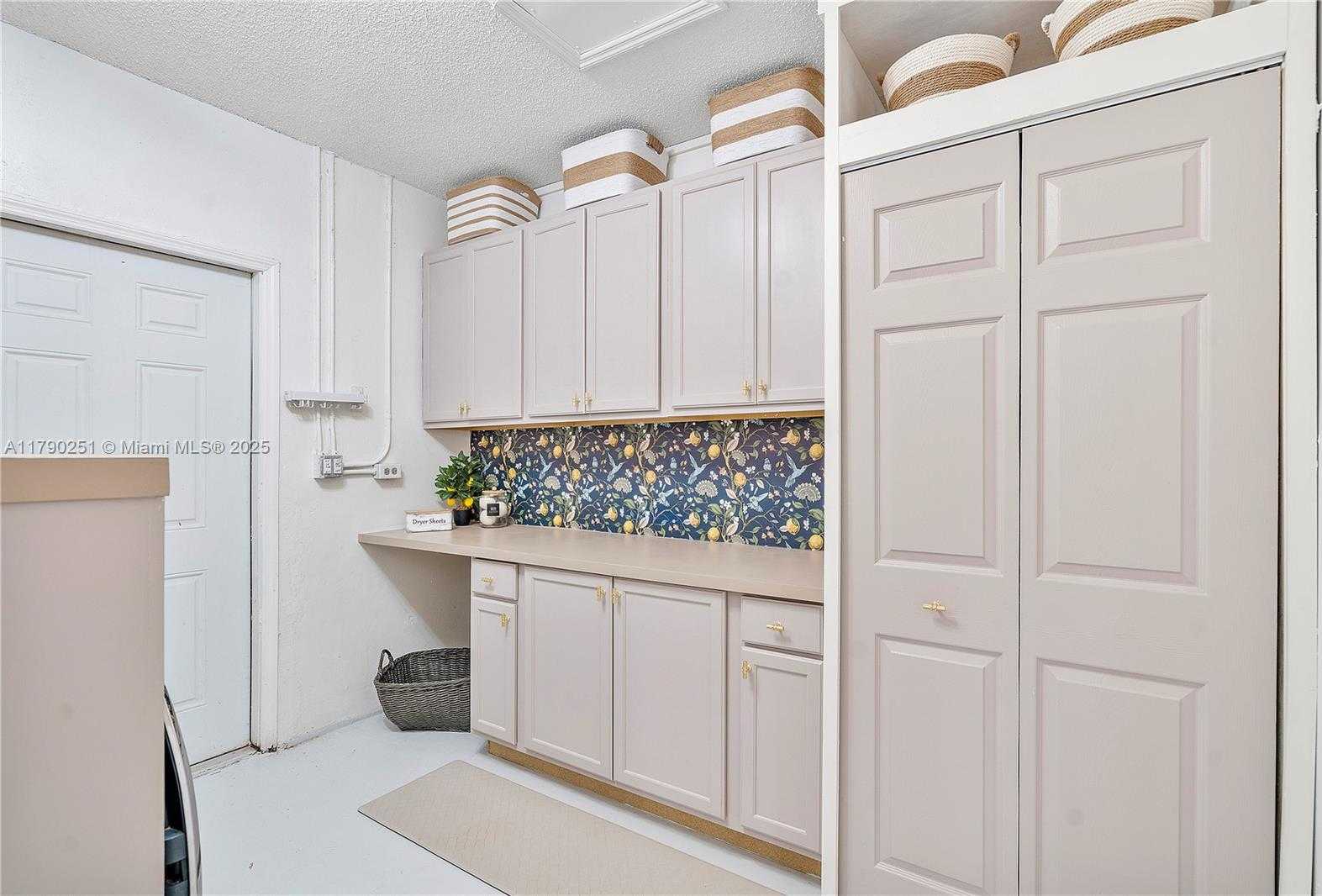 Small Image of 13995 SOUTH CYPRESS COVE CIR, Davie Number 17