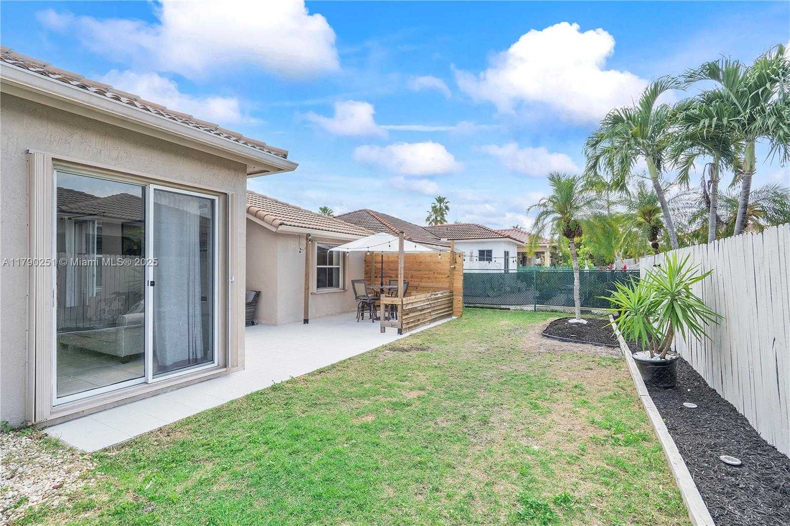 Small Image of 13995 SOUTH CYPRESS COVE CIR, Davie Number 20