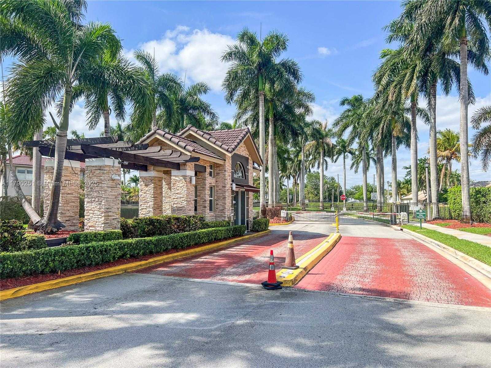 Small Image of 13995 SOUTH CYPRESS COVE CIR, Davie Number 23