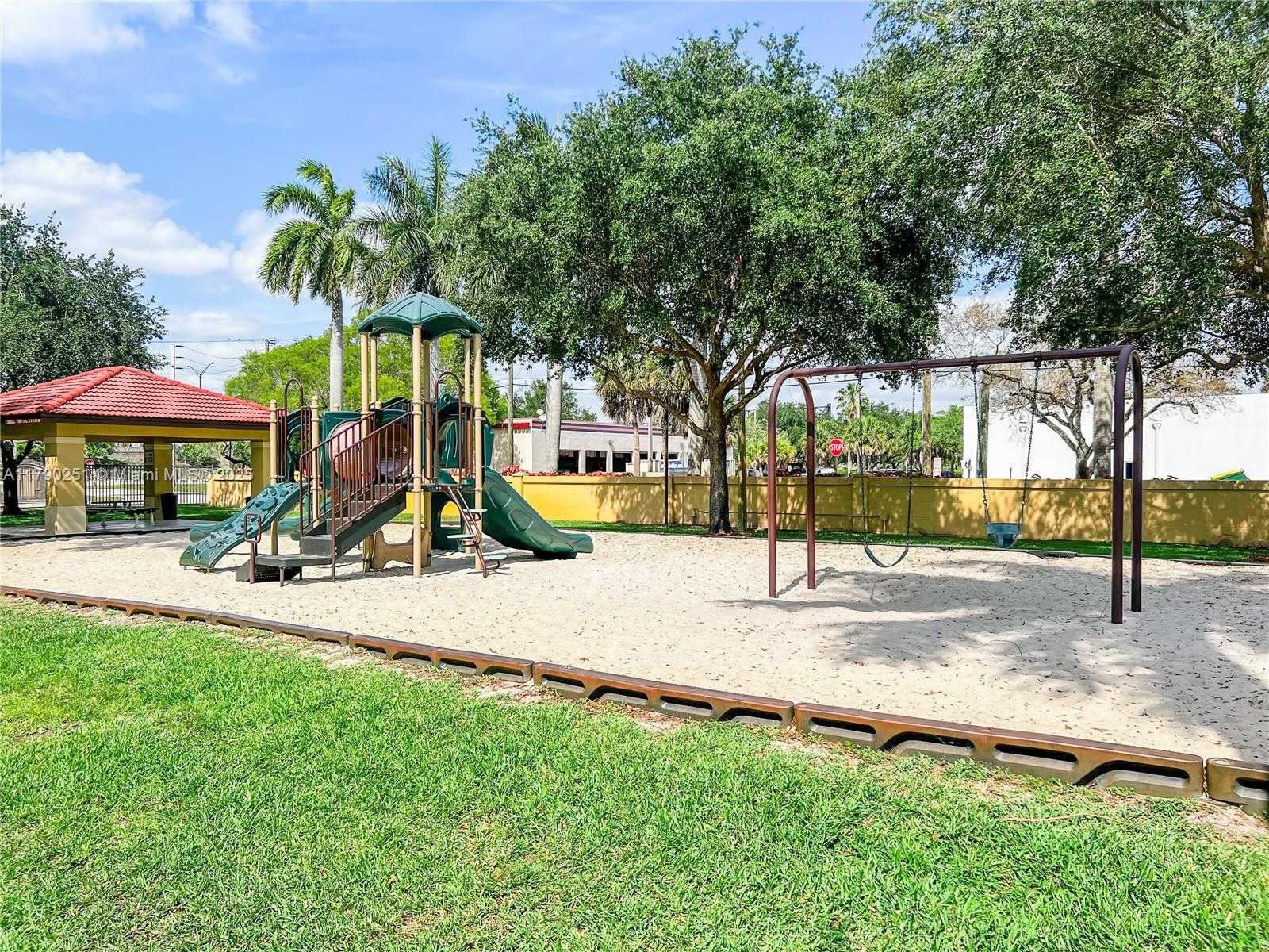 Small Image of 13995 SOUTH CYPRESS COVE CIR, Davie Number 25