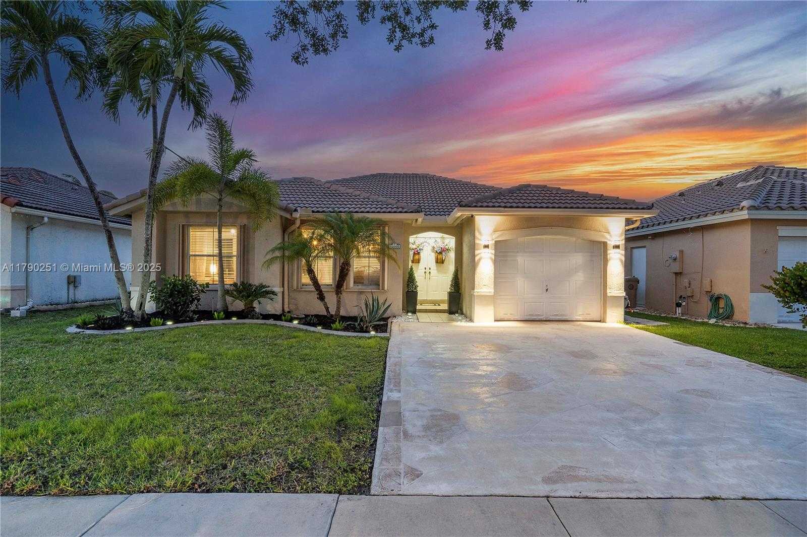 Small Image of 13995 SOUTH CYPRESS COVE CIR, Davie Number 26