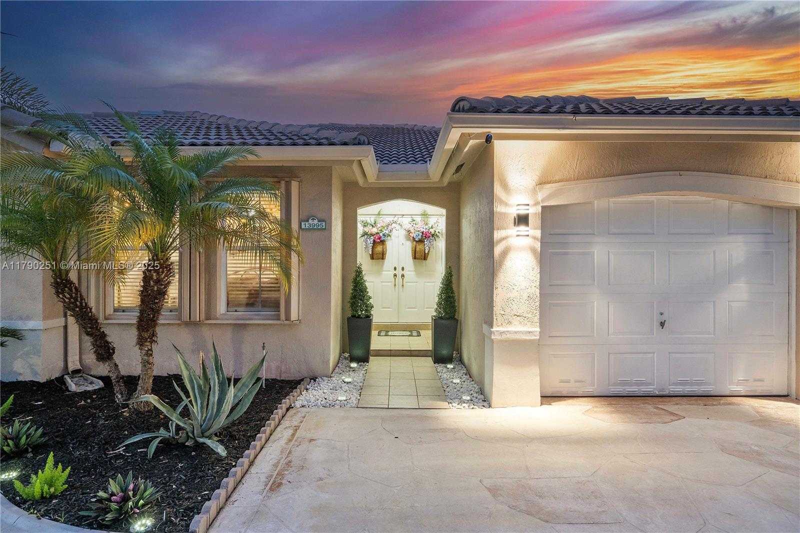 Small Image of 13995 SOUTH CYPRESS COVE CIR, Davie Number 27